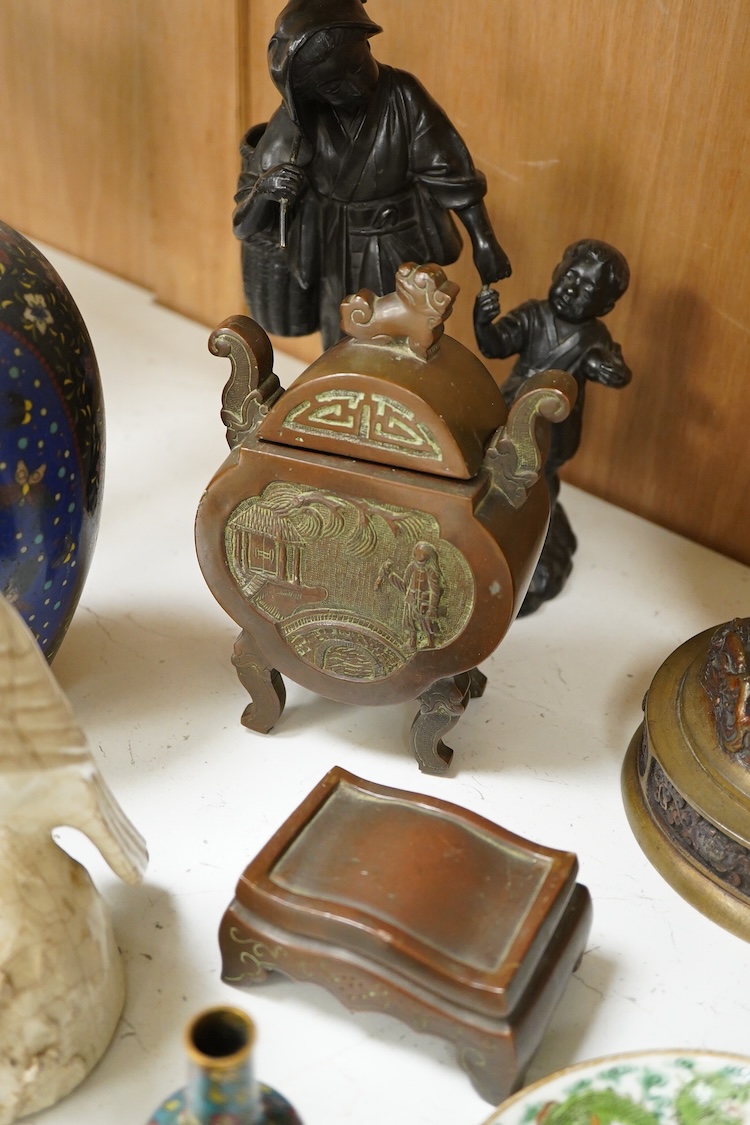 A collection of Chinese and Japanese collectables to include bronzes, cloisonné, 18th century and later ceramics etc